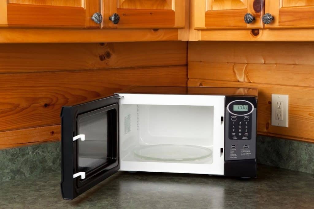 How Much Does A Microwave Weigh? (Table With Examples)