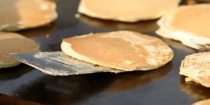 Spatula under a pancake